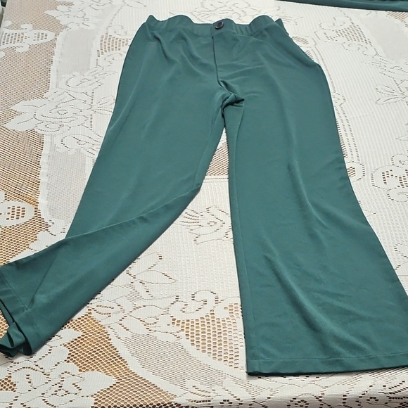 Travel Ready Green Two-Piece Pant Suit - Picture 2 of 16